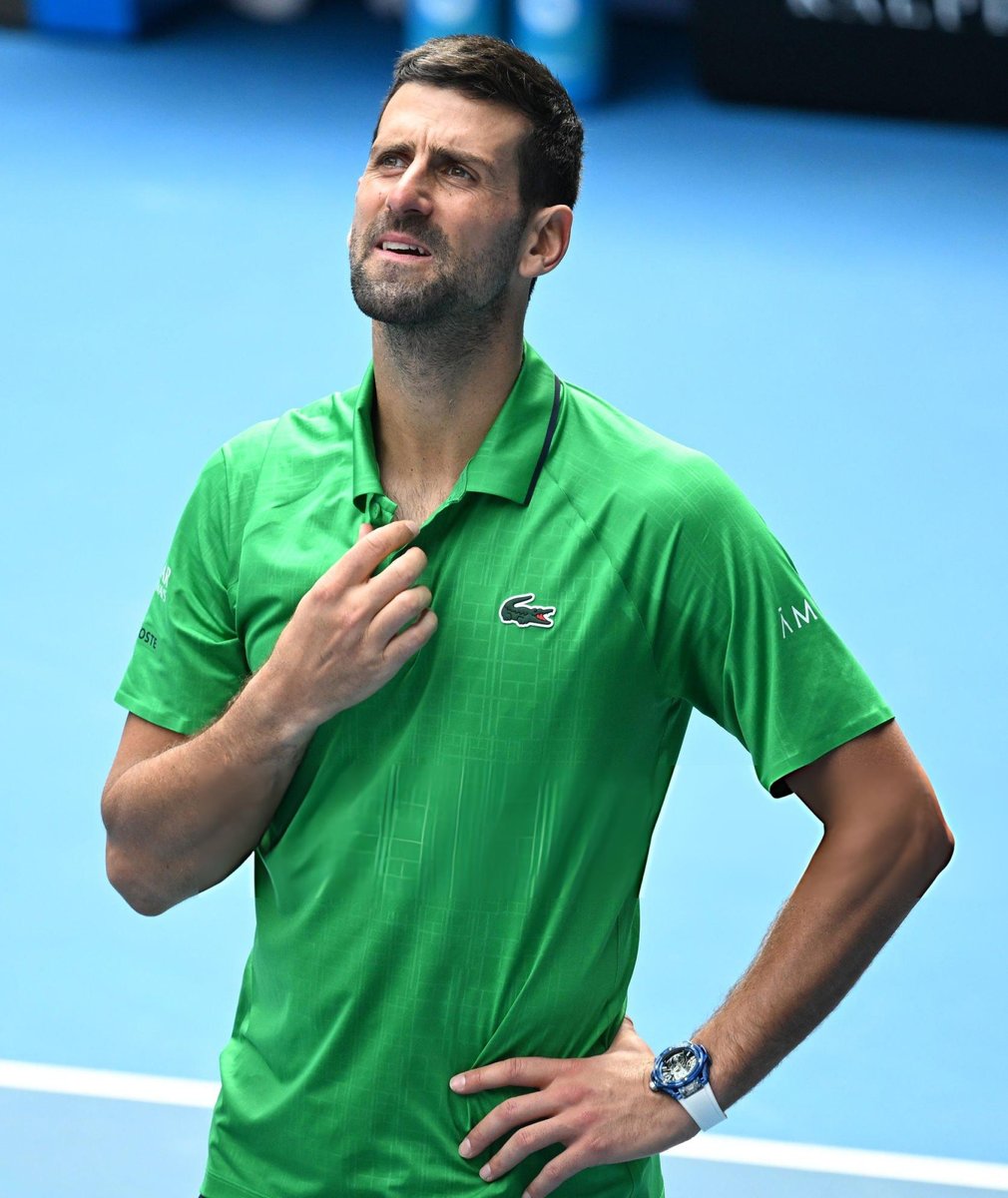 EL PICANTE CRUCE DE NOVAK DJOKOVIC CON UN PERIODISTA 👀🙄

- 🎙️: “Al principio de tu carrera, perseguías a Roger y Rafa por los títulos y ahora, en la recta final de tu carrera, persigues a Jannik y Carlos…”

- 🇷🇸: "¿Estoy persiguiendo a Jannik y Carlos? ¿En qué sentido?"

- 🎙️: