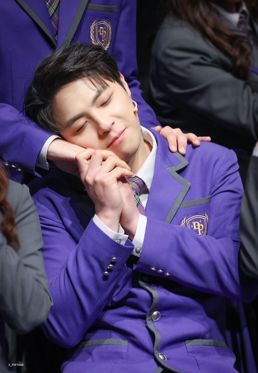 Jpicture8797's tweet image. 260128 타오르는 어둠속에서 
그래이공 DAY 포토타임 

까를로스 :: #박정원
안드레스 :: #김동준 (손..) 
-
내 뒤엔 안드레스 ♡