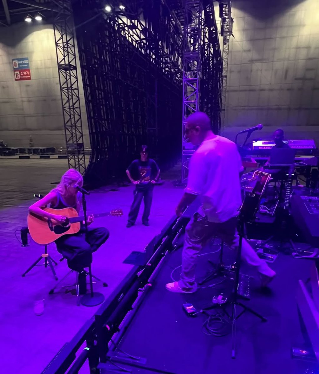 Natural updates with #ROSÉ on instagram 🖤