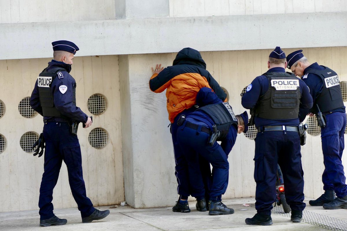 prefpolice13's tweet image. 🚫 Sans consommateurs, pas de dealers.

✅️ Lancement d'une grande opération de contrôles coordonnés des consommateurs de stupéfiants dans les Bouches-du-Rhône 

⏱️ Durant 4 jours, dans 23 villes et 159 points de contrôles, 1200 agents des forces de l'ordre sont mobilisés pour