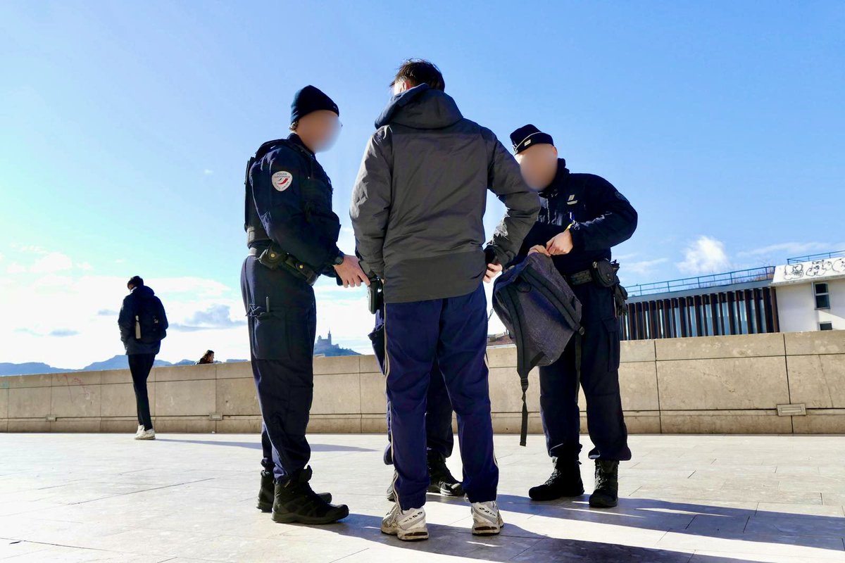 prefpolice13's tweet image. 🚫 Sans consommateurs, pas de dealers.

✅️ Lancement d'une grande opération de contrôles coordonnés des consommateurs de stupéfiants dans les Bouches-du-Rhône 

⏱️ Durant 4 jours, dans 23 villes et 159 points de contrôles, 1200 agents des forces de l'ordre sont mobilisés pour