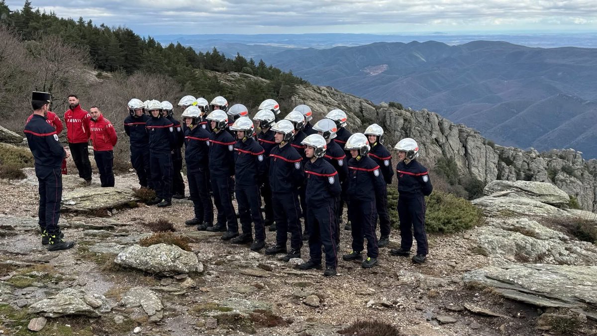 PompiersHerault's tweet image. #Balade|| Les nouvelles recrues de sapeurs-#pompiers du #SDIS de l’#Hérault en Formation Initiale &amp;amp; de Professionnalisation ont quitté le temps d’une nuit leur base au #PPESU pour rejoindre le sommet du mont Caroux 1091 mètres d’altitude après 42 Kms de marche en autonomie