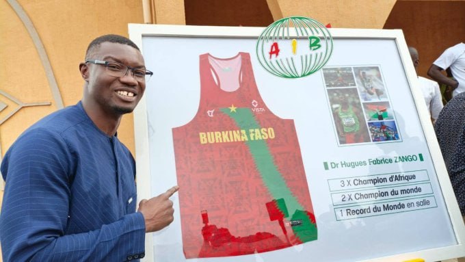 RTenfrancais's tweet photo. 🇧🇫 Burkina Faso : le maillot de Hugues Fabrice Zango entre au Musée national
🔴 Le champion du monde de triple saut Hugues Fabrice #Zango a fait don de son maillot au Musée national du Burkina Faso le 26 janvier à #Ouagadougou. https://t.co/q6eUPSzGHY