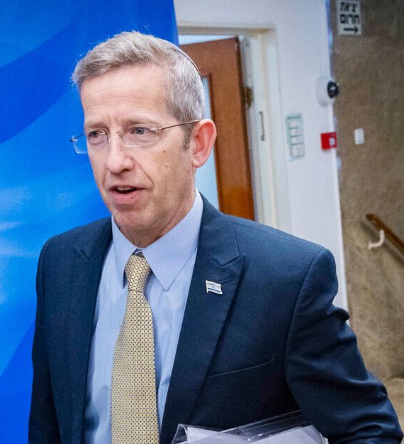 בתור בכניסה לטקס הלוויה לזכר רן גואילי ז״ל, אני מרגיש מישהו דוחף.

״אני מזכיר הממשלה, תנו לעבור״
כשיוסי פוקס מזהה אותי הוא עוטה חיוך זחוח ואומר ״רואה? לא התגשמו כל נבואות הזעם שלך. הוא החזיר את כולם״.

אני מסתכל לו בעיניים ואומר לו ״את כרמל הוא לא החזיר, זוכר אותה?״

לא ענה.