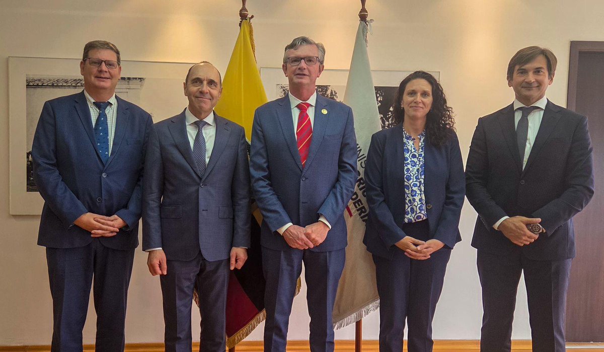 BorisWeber's tweet photo. 🌱Conectar a los agricultores con más oportunidades es clave para el desarrollo de las comunidades.

Nos reunimos con @JuanCVegaEC, Ministro de @AgriculturaEc, para dialogar sobre cómo avanzar hacia una agricultura que genere ingresos y fortalezca la seguridad alimentaria. https://t.co/VDynqSXGpc