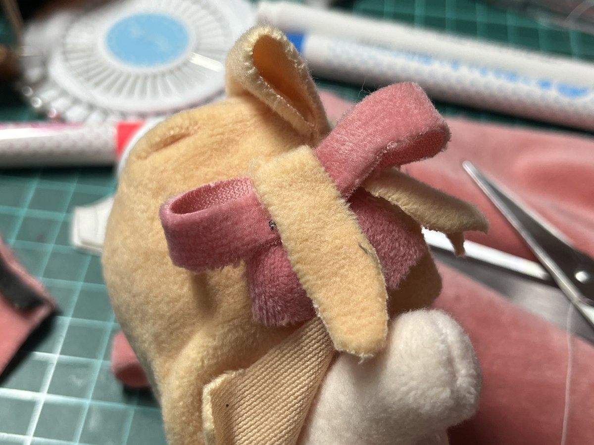 髪飾りも付けて髪は完成。あとは洋服