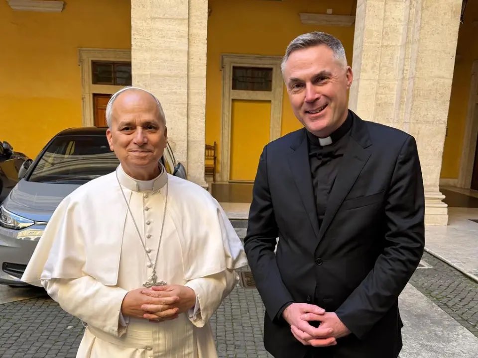 ❤️ “He struck me as very calm and cheerful. Despite the aura that surrounds him as the Holy Father, it was a warm and, in the best sense, simple encounter. He seemed very relaxed. He even joked about the weather. Since I was only wearing a thin jacket, my companion asked him if