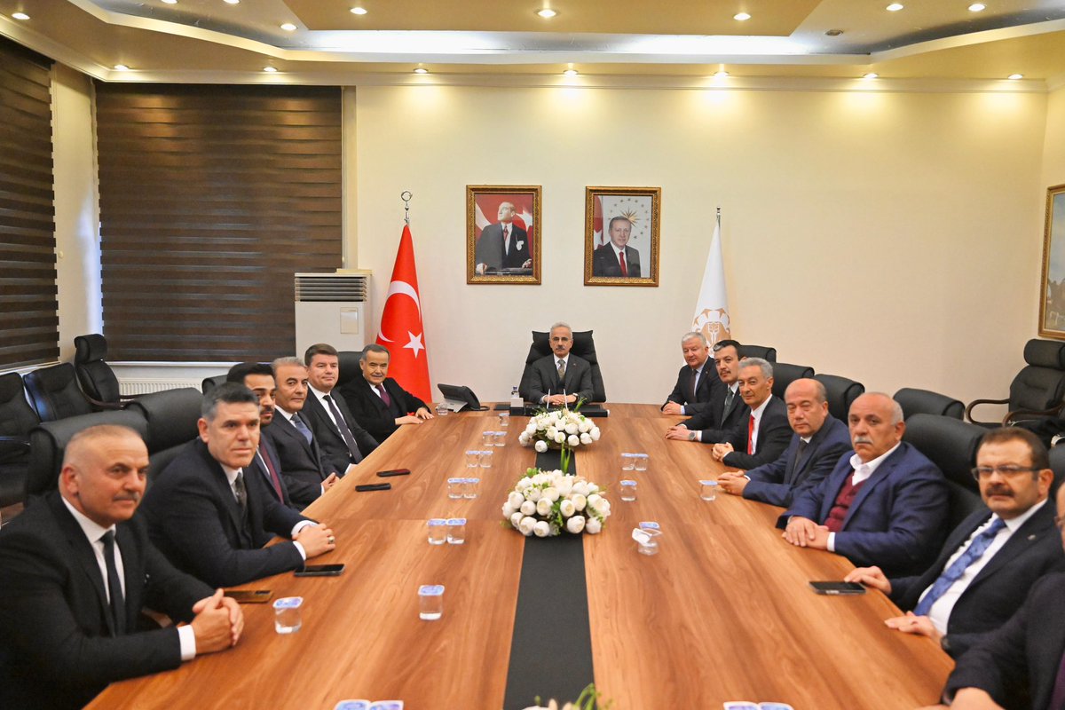 a_uraloglu's tweet photo. 📌 Yeni görevine başlayan Aksaray Valimiz Sn. @muratdurutr’ya hayırlı olsun ziyaretinde bulunduk.

Aksaray’ın ulaşım başta olmak üzere altyapı, lojistik ve kalkınma ekseninde devam eden yatırımlarını değerlendirdik.

Aksaray’ı daha güçlü yarınlara taşıyacak adımları, uyum ve istişare içinde sürdürmeye devam edeceğiz.

📍 @aksarayvaliligi 

#TürkiyeHızlanıyor 🇹🇷