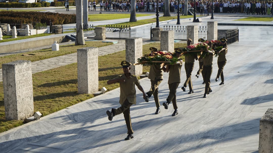 Guardias de honor, flores y palabras de unidad marcaron el homenaje a José Martí en Santa Ifigenia. Su ideario sigue siendo brújula para Cuba. #SantiagoDeCuba #MartíVive