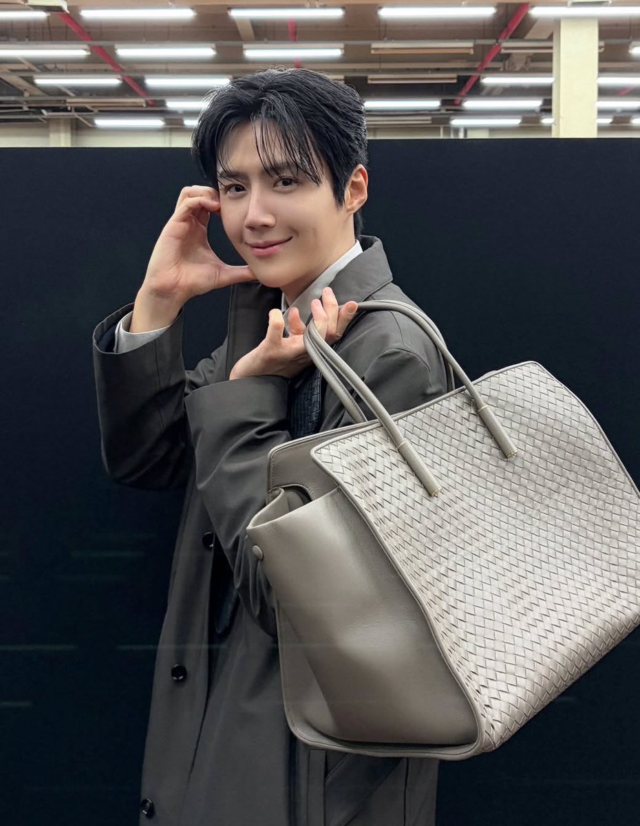 aybigrace's tweet photo. omg 😱 that face card 😱😱😱

🔗https://t.co/qST9Lj62zn

#BOTTEGAVENETAxKIMSEONHO
#KimSeonho #BottegaVeneta
#BottegaVenetaSummer2026 https://t.co/hfIQpNnoUH