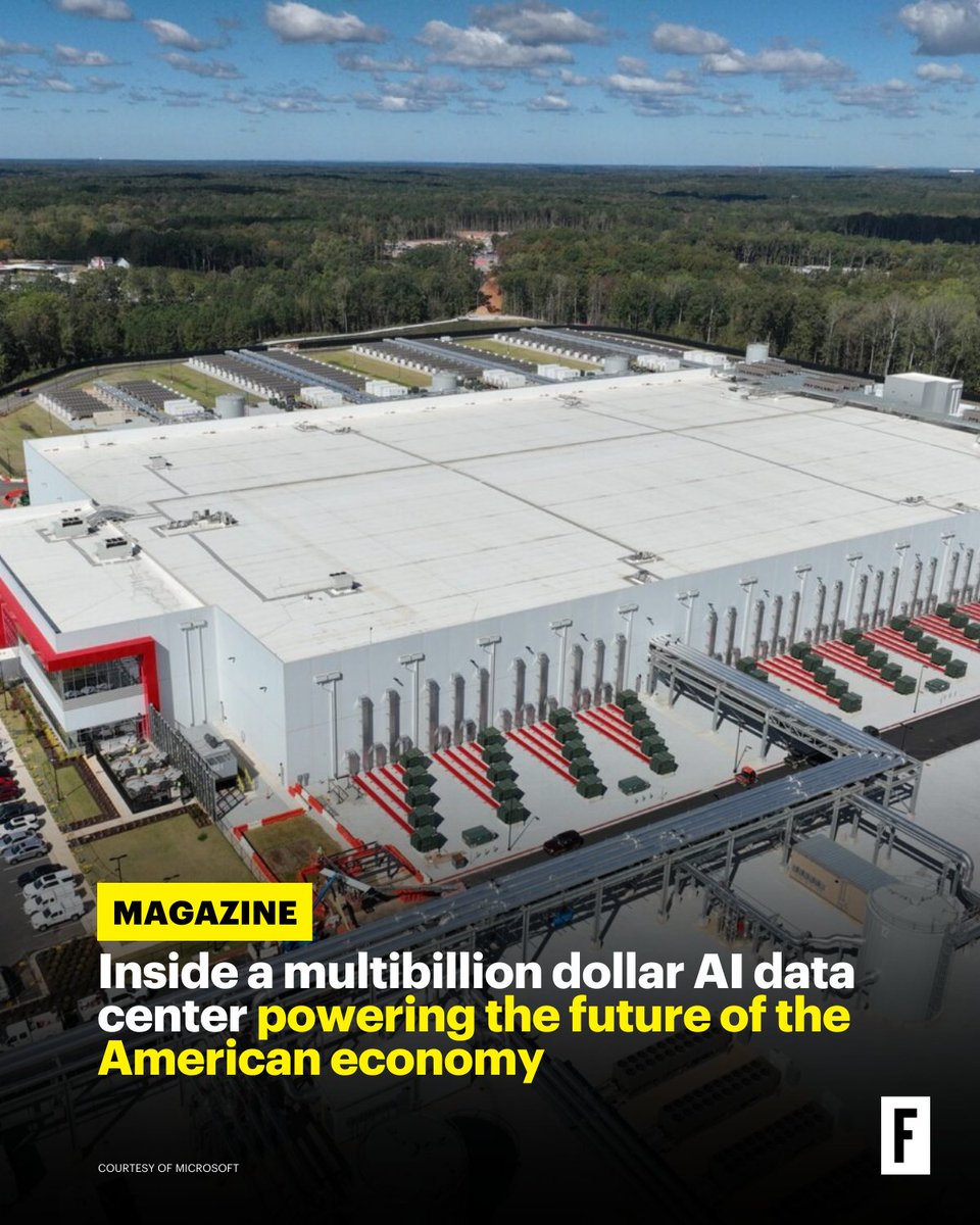 FortuneMagazine's tweet image. Pre-AI-era data center might have spanned 100,000 to 300,000 square feet in a single building. The data centers of today could be as large as dozens of football fields. bit.ly/4t7Ff7q