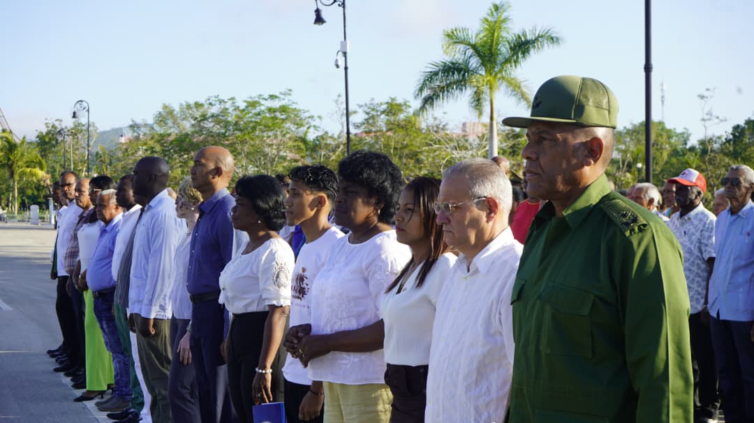En el Cementerio Patrimonial Santa Ifigenia se rindió homenaje a José Martí en el 173 aniversario de su natalicio. Autoridades y jóvenes reafirmaron su legado de unidad y justicia. 🇨🇺 #SantiagoDeCuba #MartíVive