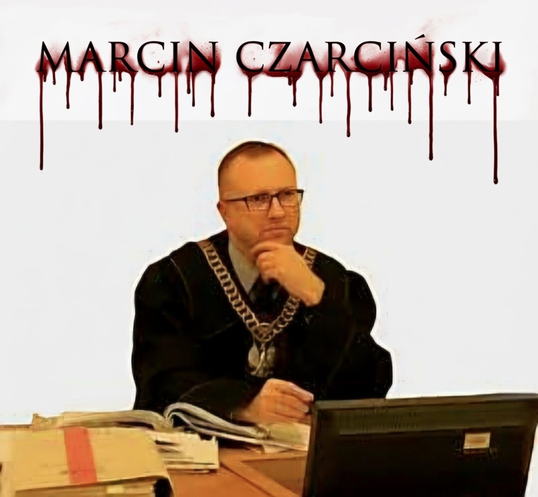 Marcin Czarciński - parasędzia z Torunia...
Znalazł sobie ofiarę - starszą, schorowaną panią, której "groźby" rzekomo przestraszyły resortowego hochsztaplera.
Powielajmy jego wizerunek, niech rodzina będzie dumna.