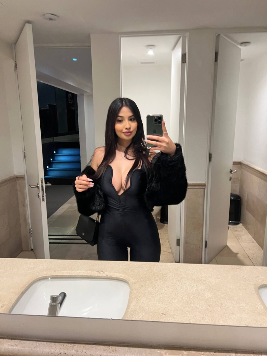 LynGoLinGo's tweet image. listening more than speaking 🕯️