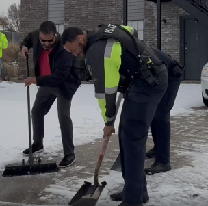 kwtx's tweet photo. ๐๐The #Copperas Cove Police Department shared some behind-the-scenes footage on social media of officers clearing an icy driveway and walkway for an elderly man returning from the hospital. ๐ https://t.co/e5z5U8Fqfl https://t.co/i3jKWgVyL3