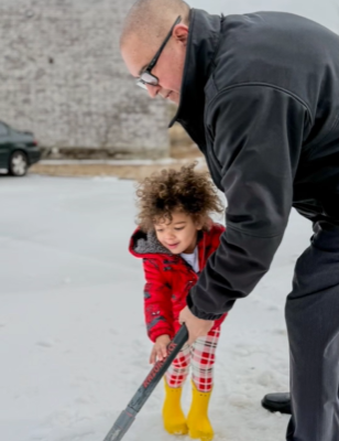 kwtx's tweet photo. ๐๐The #Copperas Cove Police Department shared some behind-the-scenes footage on social media of officers clearing an icy driveway and walkway for an elderly man returning from the hospital. ๐ https://t.co/e5z5U8Fqfl https://t.co/i3jKWgVyL3