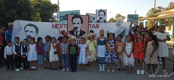 CNCTVGranma's tweet image. #ProvinciaGranma | Reafirman nuevas generaciones de los municipios #Manzanillo, #BartoloméMasó, #MediaLuna y #Pilón el legado de #JoséMartí, a 173 aniversario de su natalicio.
FOTOS | Varios perfiles personales e institucionales en Facebook
#MartíVive
#MartiVive