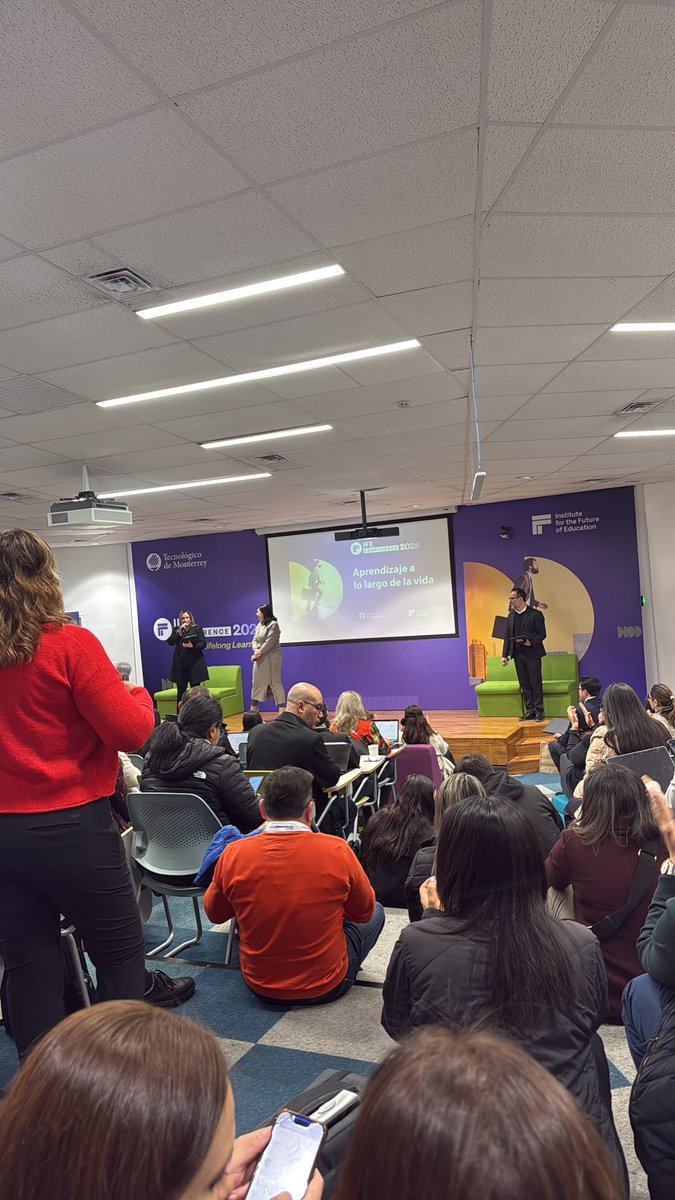 Participando de la conferencia sobre Las 5 tendencias claves hacia 2030. Una charla disruptiva sobre el Aprendizaje a lo largo de la vida . Con Cintia Smith, directora del <a href="/TecdeMonterrey/">Tecnológico de Monterrey</a> <a href="/IFEconference/">IFE Conference</a>