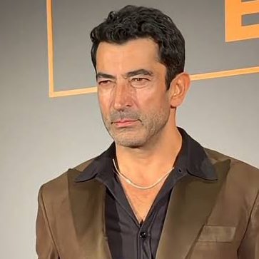 Afra Saraçoğlu, A.B.İ dizisinde Kenan İmirzalıoğlu ile öpüşmeyi reddetti.