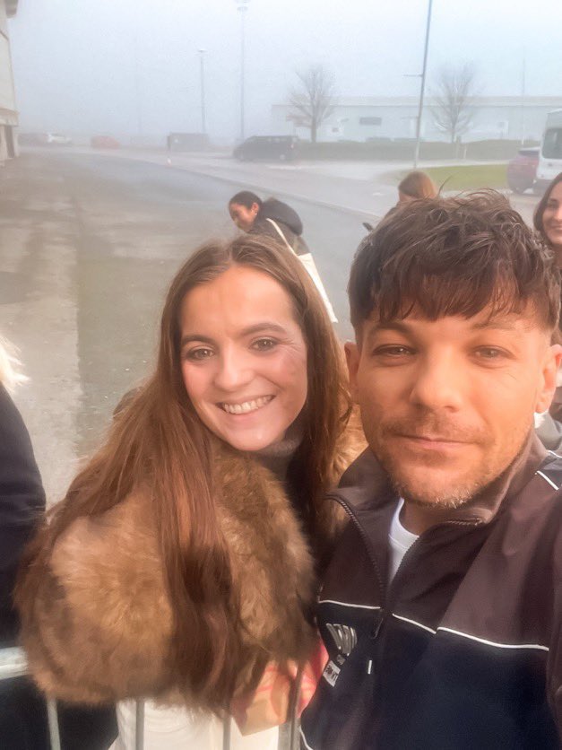 Doncaster ホーム L/S 14-15 Tomlinson 28 📸| Louis Tomlinson with a fan in Doncaster! — indiarainrocks