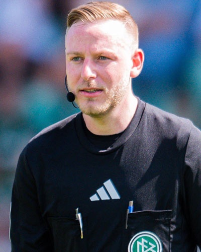 SrAnsetzungen's tweet photo. 3.Liga, 22. Spieltag
1. FC Saarbrücken - VfL Osnabrück (Sa., 14 Uhr)
🙍♂️: Lars Erbst
🚩: Manuel Bergmann
🚩: Luca Schlosser
4️⃣ : Niklas Diehm
#Erbst #FCSOSN #3Liga https://t.co/N9J3VyAlnb