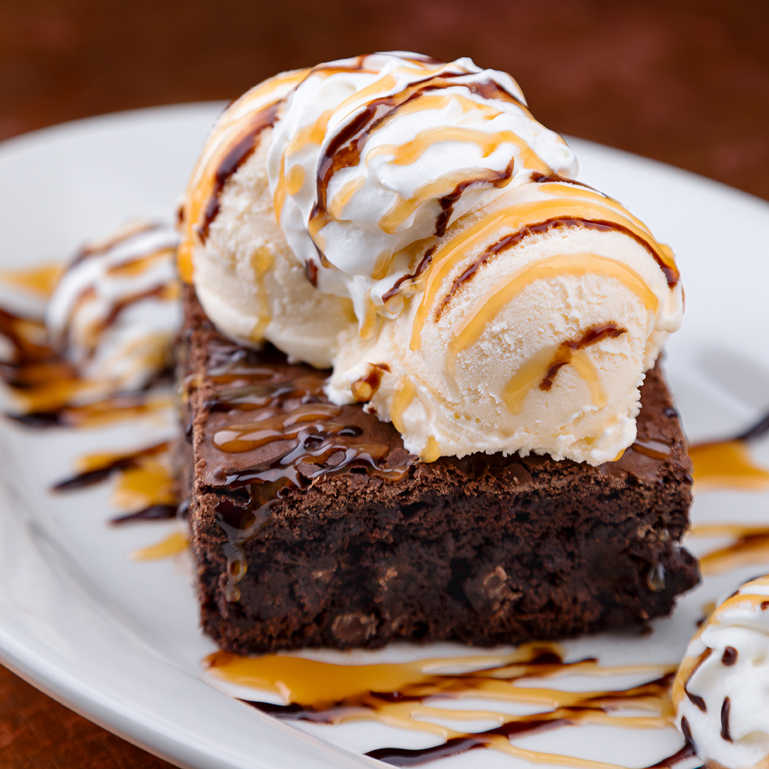 Your cravings called: They said sweet treat 😋 🍩 🍫
.
.
.
.
#beignets #brownies #dessertsofinstagram