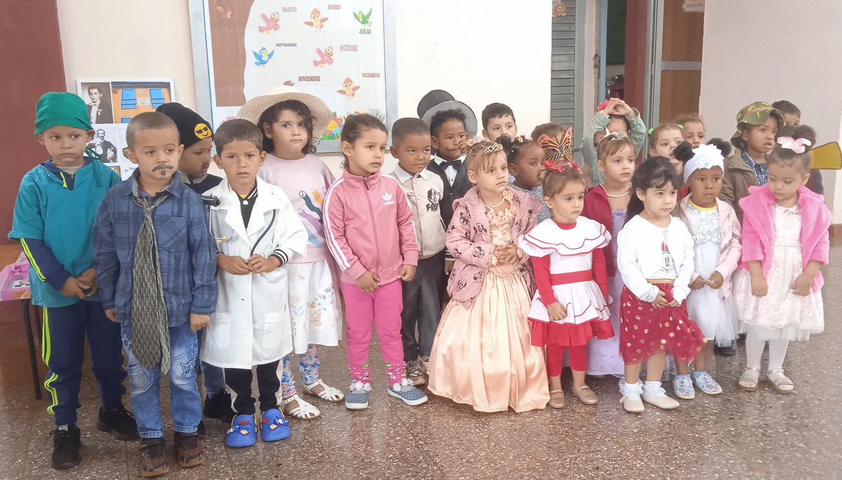 MatildeCar473's tweet photo. Los niños de nuestra institución educativa, rinden homenaje a nuestro Apóstol José Martí, en su natalicio. Con disfraces, poesías y cuentos que disfrutan alegres está actividad. @DiazCanelB @CubaMined @naimatrujillob  @GladysArtemisa @yarobyalvarez @RicardoArtemisa https://t.co/B3mn6SdiMW