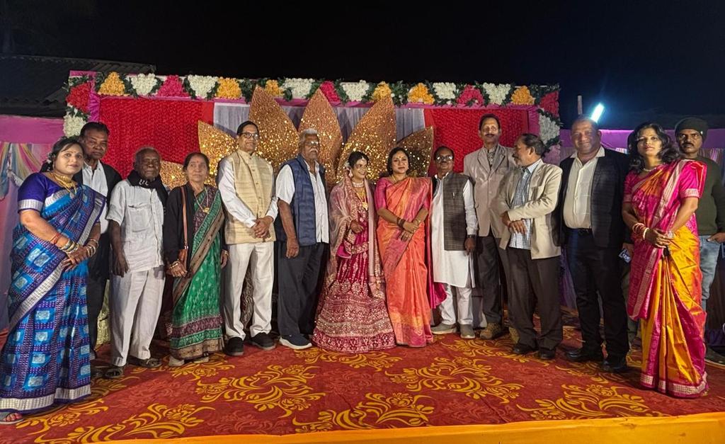 DrLekhaShree's tweet photo. ମୋ ମାମୁଁ ଖୋର୍ଦ୍ଧା ରାମଚଣ୍ଡି ଗଡ଼ର ଦଳବେହେରା ଶ୍ରୀ ମୃତ୍ୟୁଞ୍ଜୟ ଛୋଟରାୟ ଙ୍କ ଝିଅ ସ୍ନେହାକାଂକ୍ଷୀ ଙ୍କର ଶୁଭ ବିବାହ ଅବସରରେ ତାଙ୍କ ରାମଚଣ୍ଡି ସ୍ଥିତ ପୈତୃକ ବାସଭବନରେ ଯୋଗ ଦେଇ କନ୍ୟାଙ୍କୁ ଶୁଭେଚ୍ଛା ସହ ଆଶୀର୍ବାଦ ଦେଲି ।

#Khordha
#Ramchandi https://t.co/a05CsxeSPR