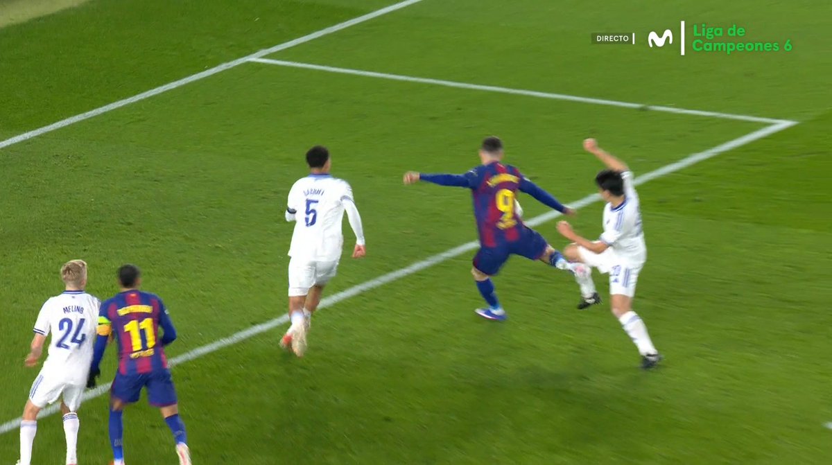 ⁉️💥 ¿Es penalti la acción de Suzuki sobre Lewandowski?

✅ 𝗦𝗜.

 👉🏻 El jugador del Copenhague coloca la pierna por delante del remate del delantero.

▪️ Esta acción para el CTA, tal y como ocurrió entre Lamine Yamal y Vinicius, sería falta de Lewandowski.