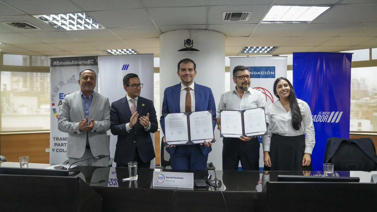 MinTrabajoEc's tweet photo. El ministro @haburbano suscribió el acta compromiso para implementar la Política de Calidad de los Servicios Públicos dentro del Tercer Plan de Acción de Estado Abierto Ecuador.
Cooperación, veeduría, innovación y transformación digital para elevar la atención a la ciudadanía. https://t.co/71SJ5Cm0OI