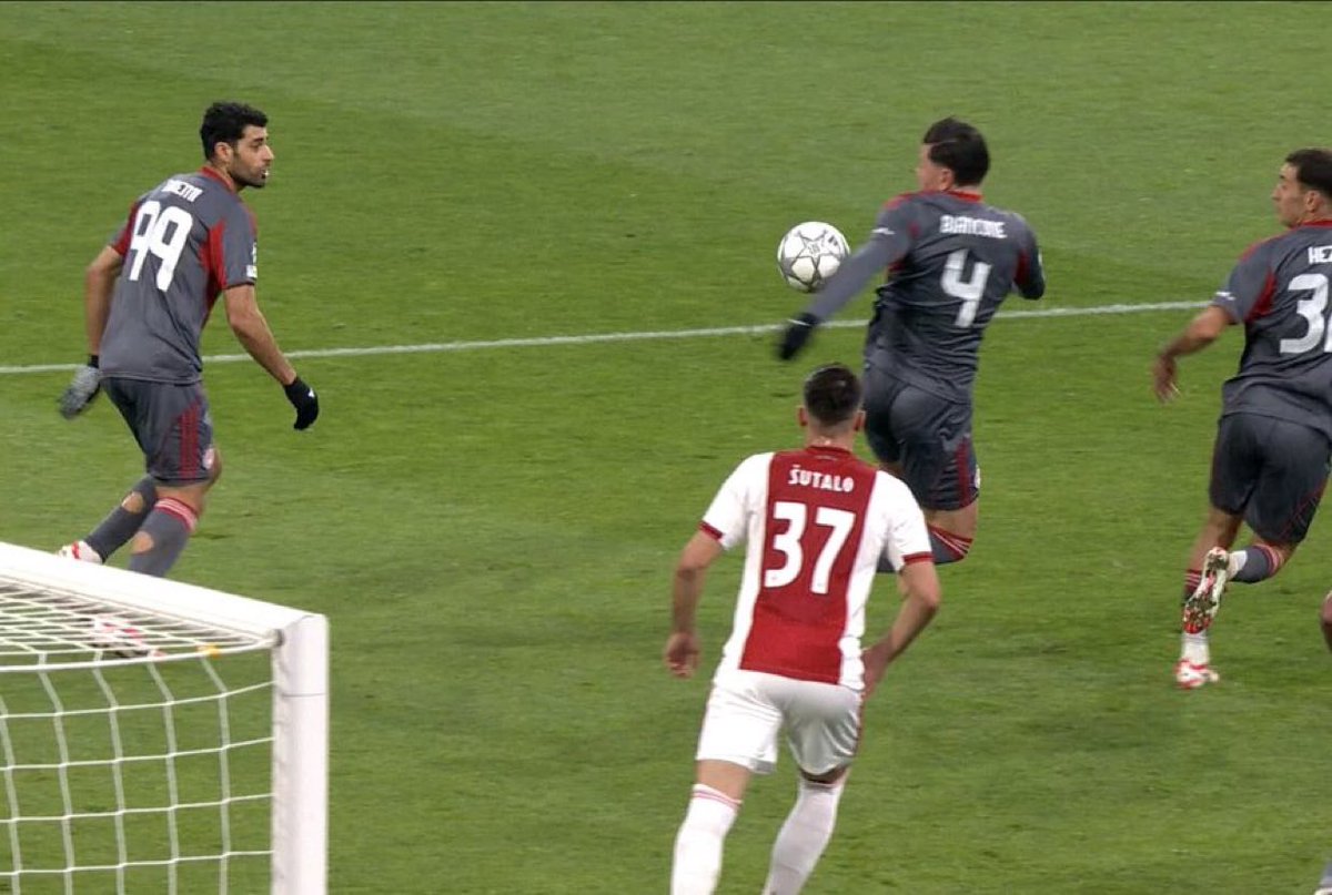 ayubafootball's tweet photo. 📸 - NO PENALTY GIVEN FOR AJAX FOR THIS HANDBALL 🫣 https://t.co/FXnbXyYCyk