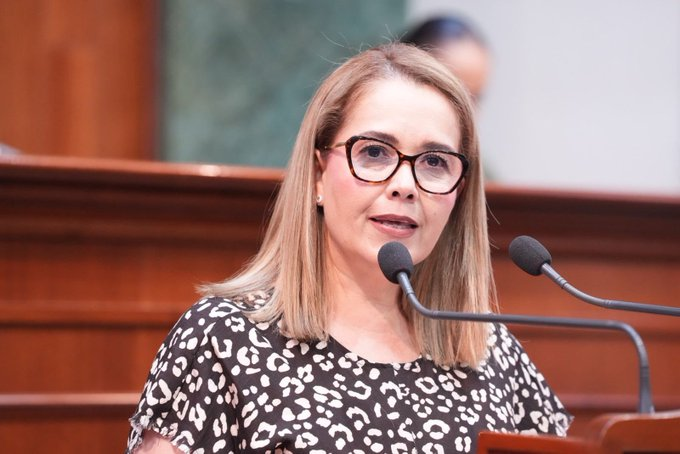 monicagarzag's tweet image. 🔴Integrantes de Movimiento Ciudadano sufren ataque armado en Culiacán.
Sergio Torres Félix, líder del partido en Sinaloa y a la diputada Elizabeth Rafaela Montoya Ojeda salían del Congreso estatal cuando ocurrió el hecho; resultaron heridos y fueron trasladados a un hospital.