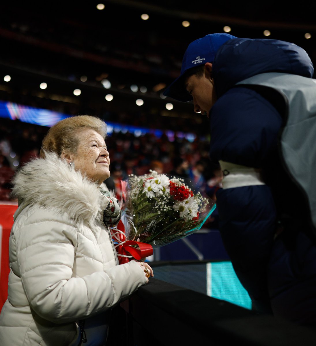 Una tradición que cumple 30 años ❤️🤍
El 28 de enero de 1996, Margarita colocó su ramo de flores por primera vez en el Vicente Calderón 💐