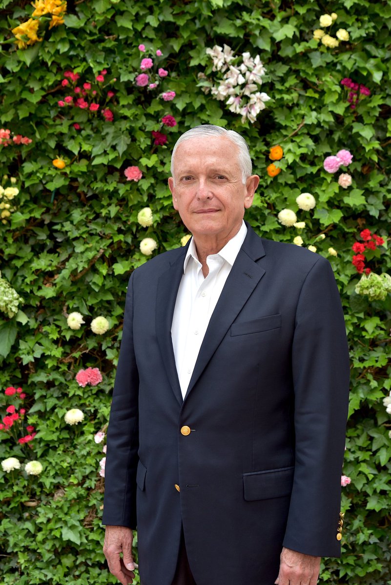 Se va el presidente de @asocolflores, respetado y querido en su gremio. 25  años en la defensa de un sector fundamental para nuestra economía. Un  abrazo y lo mejor para Augusto Solano,