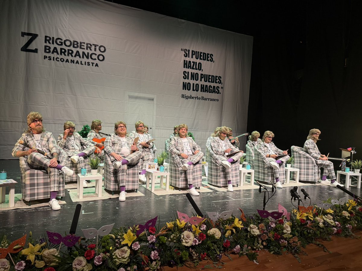 🎭 Vamos con la murga ‘Los psico-zi’ <a href="/LosZarbori/">CallejeraLoszarbori</a>, que ya se encuentra sobre las tablas de la ESAD

📲 youtube.com/live/6trHKtpSP…

#COACMLG #CarnavalMLG