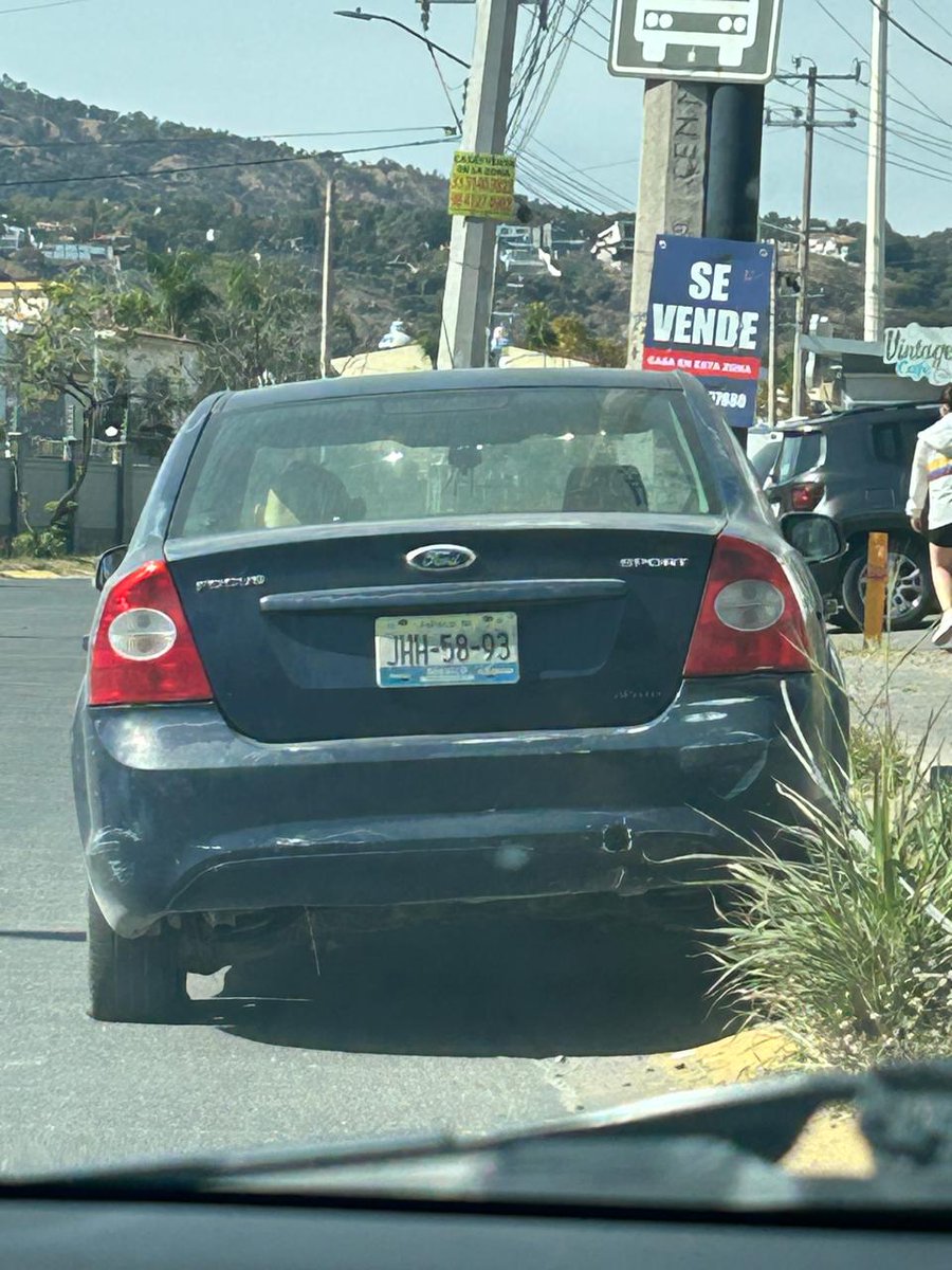 xpresando's tweet photo. Auto al parecer abandonado, esta ahi desde hace 3 dias o mas, prol. Mariano Otero a la altura de plaza Galicia, en Nueva Galicia @Trafico_ZMG @TransporteJal 
@GobTlajomulco https://t.co/ly8jHFIxaA
