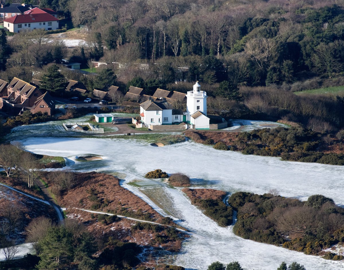 johnfielding001's tweet image. Cromer lighthouse aerial image - today’s 18m octagonal Trinity House light was first lit in 1833 after cliff erosion threatened the earlier Foulness light (1669). Automated since 1990. White flash every 5 seconds #Cromer #lighthouse #aerial #image #Norfolk #snow