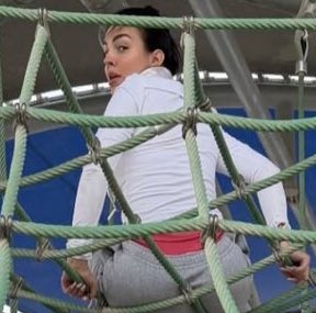 جورجينا هدفها من هذي الصورة
هو نشر صورة النساء في الدول العربية
و كون انها مؤثرة عالميًا فحبت انها 
توصل رسالتها بهذي الطريقة 
شوفو الحزن بعيون جورجينا 
تسال نفسها ليه هالنساء مايلعبون معي !! 

- 😥