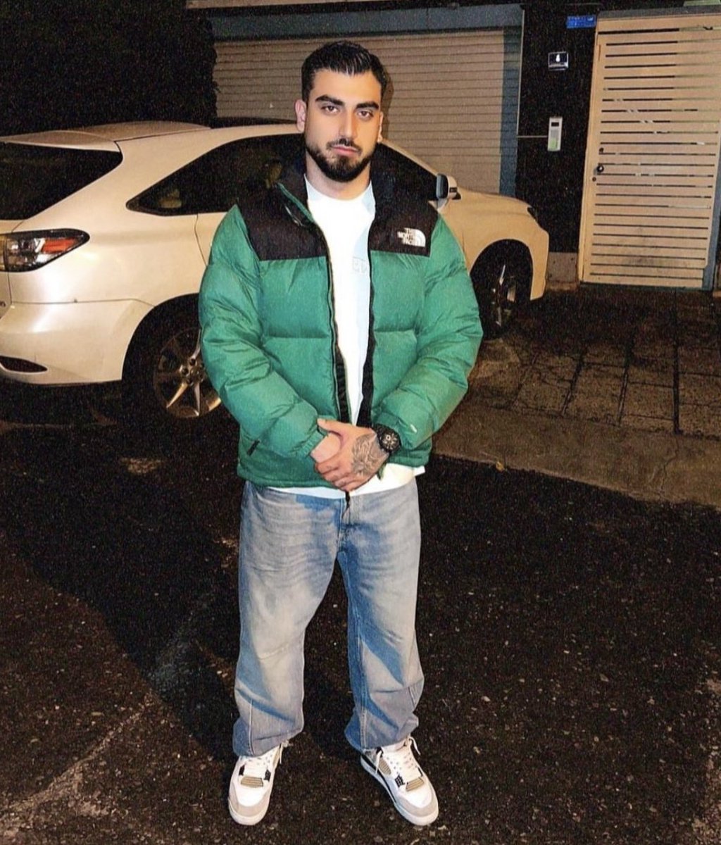 امید آرایشگرم بود الان هرچی بهش زنگ میزدم جواب نمی‌داد.
با دست لرزون اسمش رو سرچ کردم و دیدم بله....
#امید_عظیمی، ۲۶ ساله رو در تهران کشتن
حروم زاده ها امید خرج مادر مریضش رو میداد.
آخوند حروم زاده یکی دیگه از رفیق هامو کشتی ....