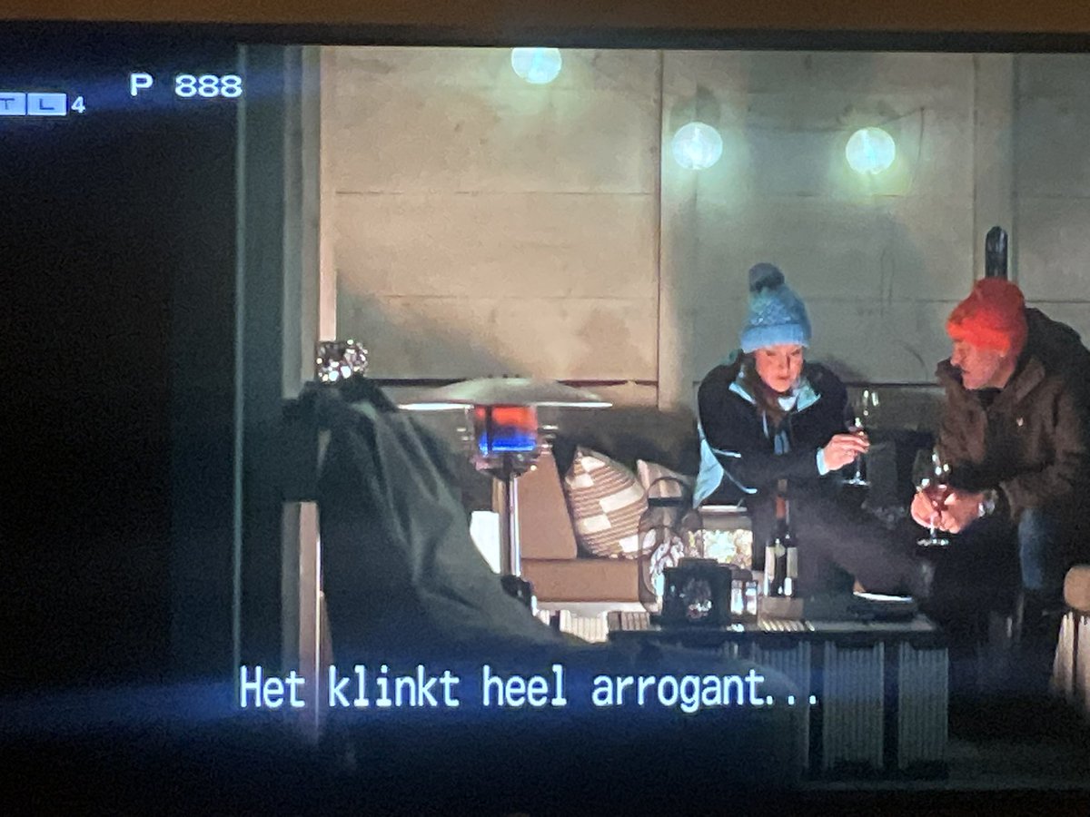 montflor's tweet image. Glibbert zegt precies de dingen die Elsje graag wil horen. Elsje is -te- lang alleen geweest en zit nu zo op haar roze wolk dat de andere mannen gewoon geen kans meer maken. Dat is wat manipulatieve aandacht doet…#wintervolliefde