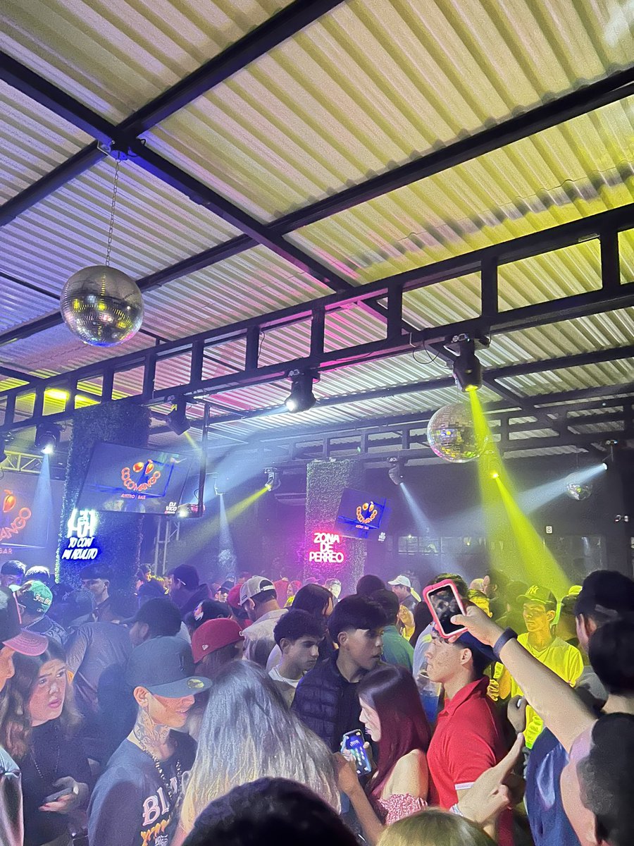 squirrel_gopher's tweet image. Me pasé un poco de verga. Pinche olor a sudor , mugre y humedad pero muchísimas sexy vaguitas que dicen bongles y tienen encimados los caninos con los incisivos laterales.