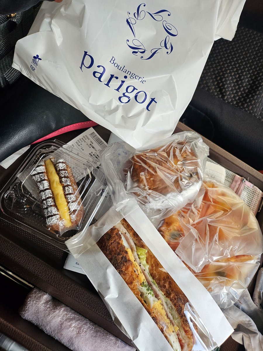 昨日は現場の近くで美味しそうな
パン屋さんを見つけて、
買ったんだけど、
めっちゃめっちゃ美味しい🥖
で、思った。

めっちゃ美味しいパン屋は
とまらなくなるから、
あかんな～ってw

美味しすぎるのもあかんね。w
でも美味し過ぎて
幸せな１日でした😆