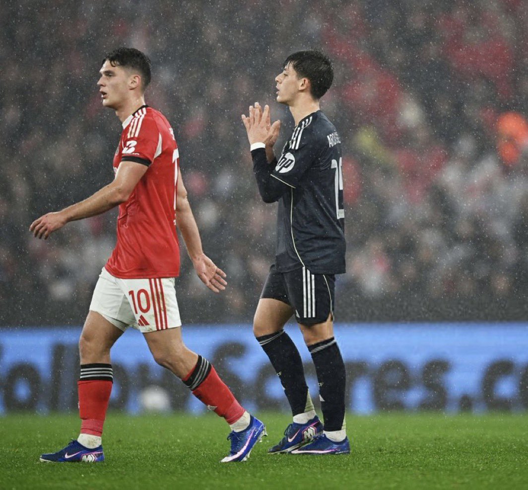 BallongaFoot's tweet photo. 🧠🔥 MOURINHO IMPOSE SA MAIN

José Mourinho est en train de poser un vrai cadre tactique face à Arbeloa.
Benfica contrôle le tempo, ferme les espaces clés et gère parfaitement ses temps faibles.
Madrid mène, mais subit.

❓ La clé maintenant : la réaction d’Arbeloa.
Des ajustements dès la reprise paraissent indispensables.

⚠️ Tchouaméni, averti et fautif sur le penalty, est en zone rouge.
➡️ Camavinga ou Ceballos pour remettre de l’ordre et sécuriser l’axe.
➡️ Rodrygo pour apporter du mouvement, casser les lignes et sortir du jeu trop figé.
Sans réaction, le match peut basculer.
Avec les bons choix, Madrid peut reprendre le contrôle.

Le banc va parler. ⏳⚪️
#RealMadrid #UCL #Benfica #BallongaFoot