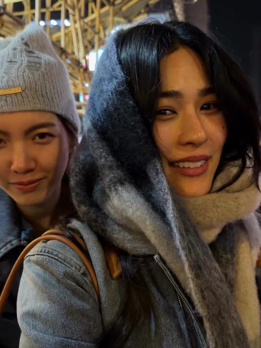 ling’s watermark right behind her 😭😭