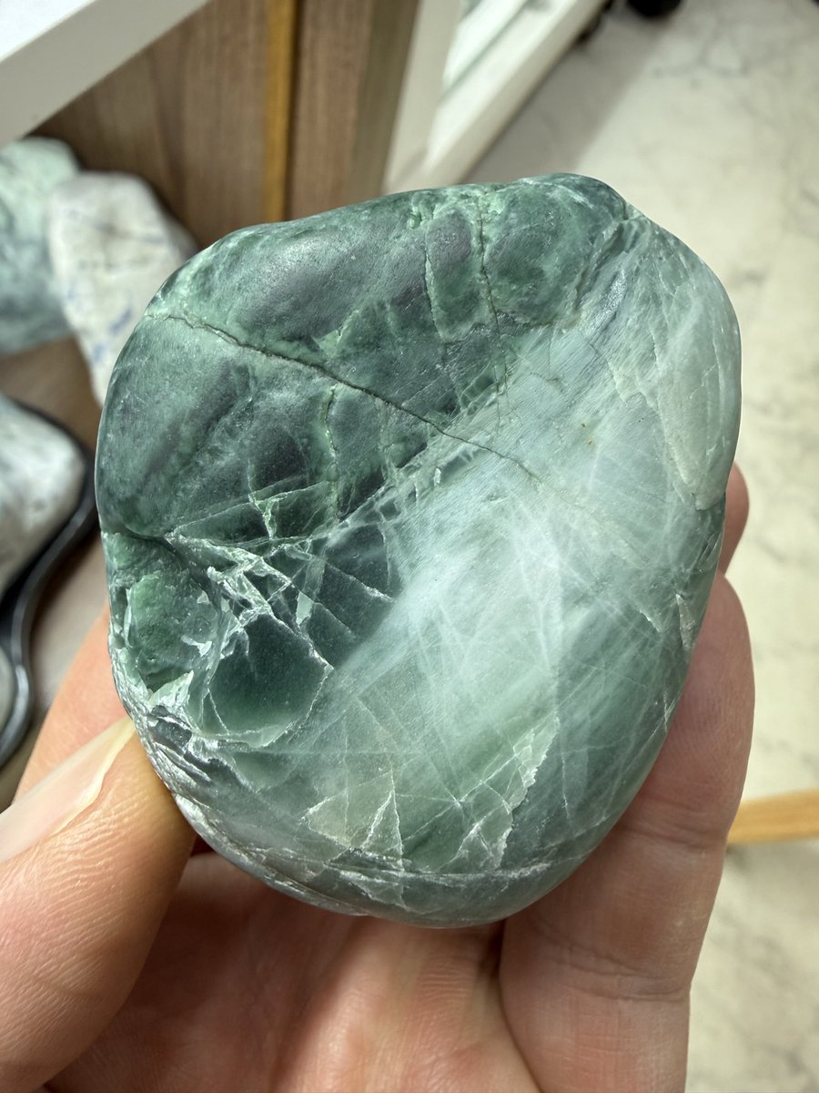 今日のヒスイは、 「パッと見た目より実はかなり良質な翡翠🟢」です