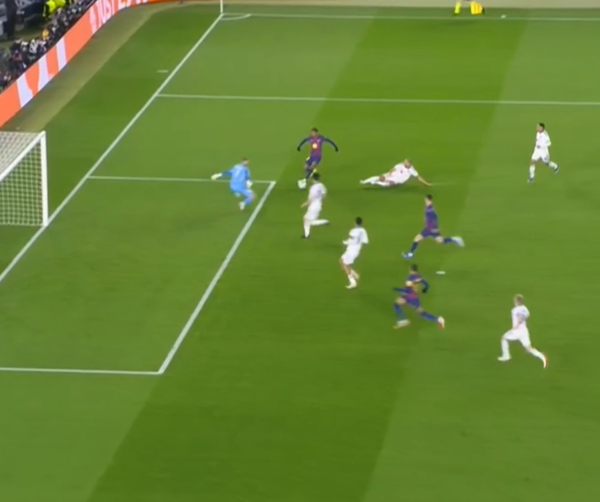 99% des joueurs auraient tenté de tirer... 
La lucidité de Yamal à 18 ans wooow