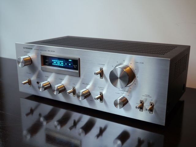 VintageAudioLuv's tweet photo. Pioneer SA-608
Stereo Integrated Amplifier (1979-80)

Power output: 45 watts per channel into 8Ω (stereo)

Frequency response: 10Hz to 50kHz

Total harmonic distortion: 0.02%

Damping factor: 30 https://t.co/9EU7POnxXx