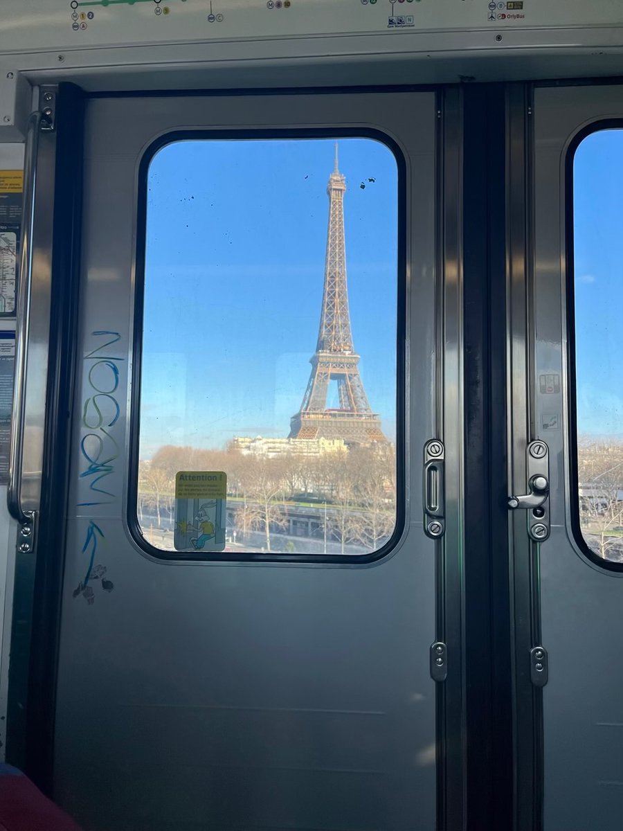 Parisianaes1's tweet image. The subway with the most beautiful view in the world
