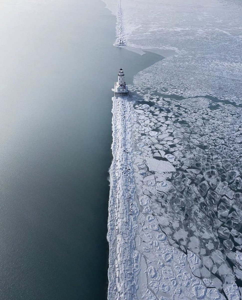 earthcurated's tweet image. Winter pack ice on the coast of Chicago ❄️
