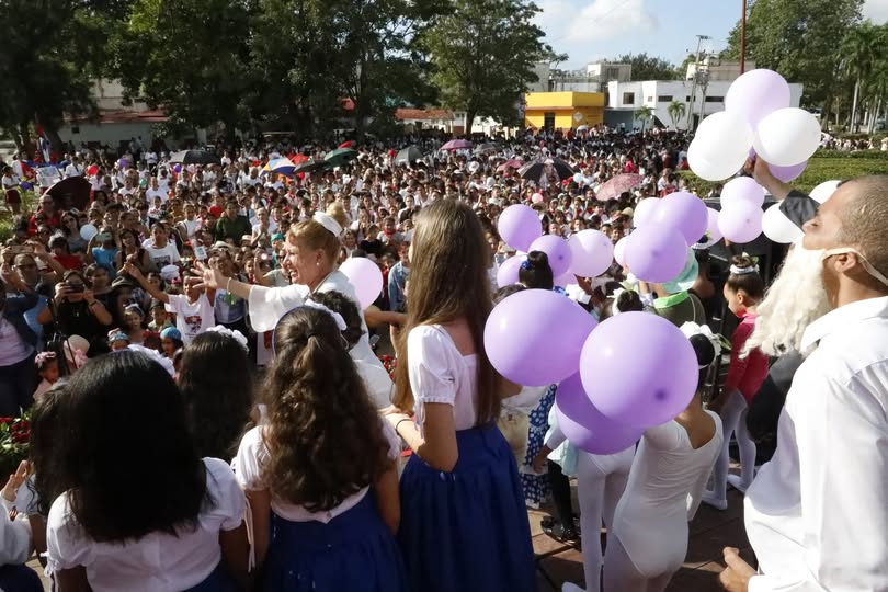 Esto  no es un desfile, esto es un ejército de niños y niñas junto a maestros,  profesores y familias honrando a Martí en el 173 aniversario de su natalicio en #ProvinciaGranma 
#MartiVive